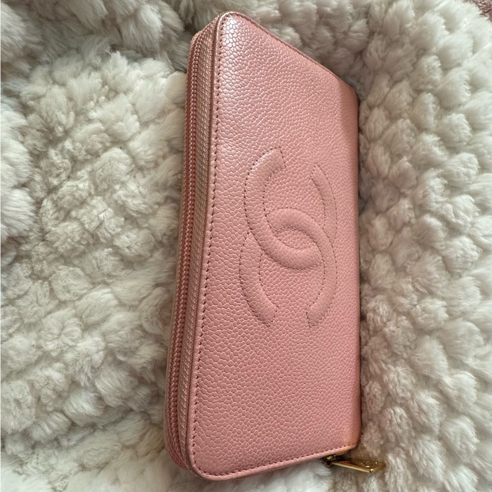 Authentic Chanel Pink Leather Wallet with Iconic CC Logo and Halo intact. 🩷 - Picture 4 of 13